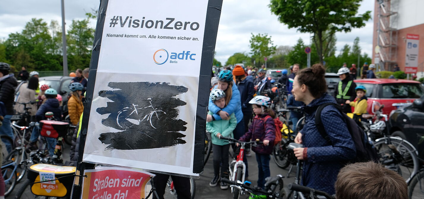 Plakat mit einem weißen Geisterrad und dem Slogan: Vision Zero