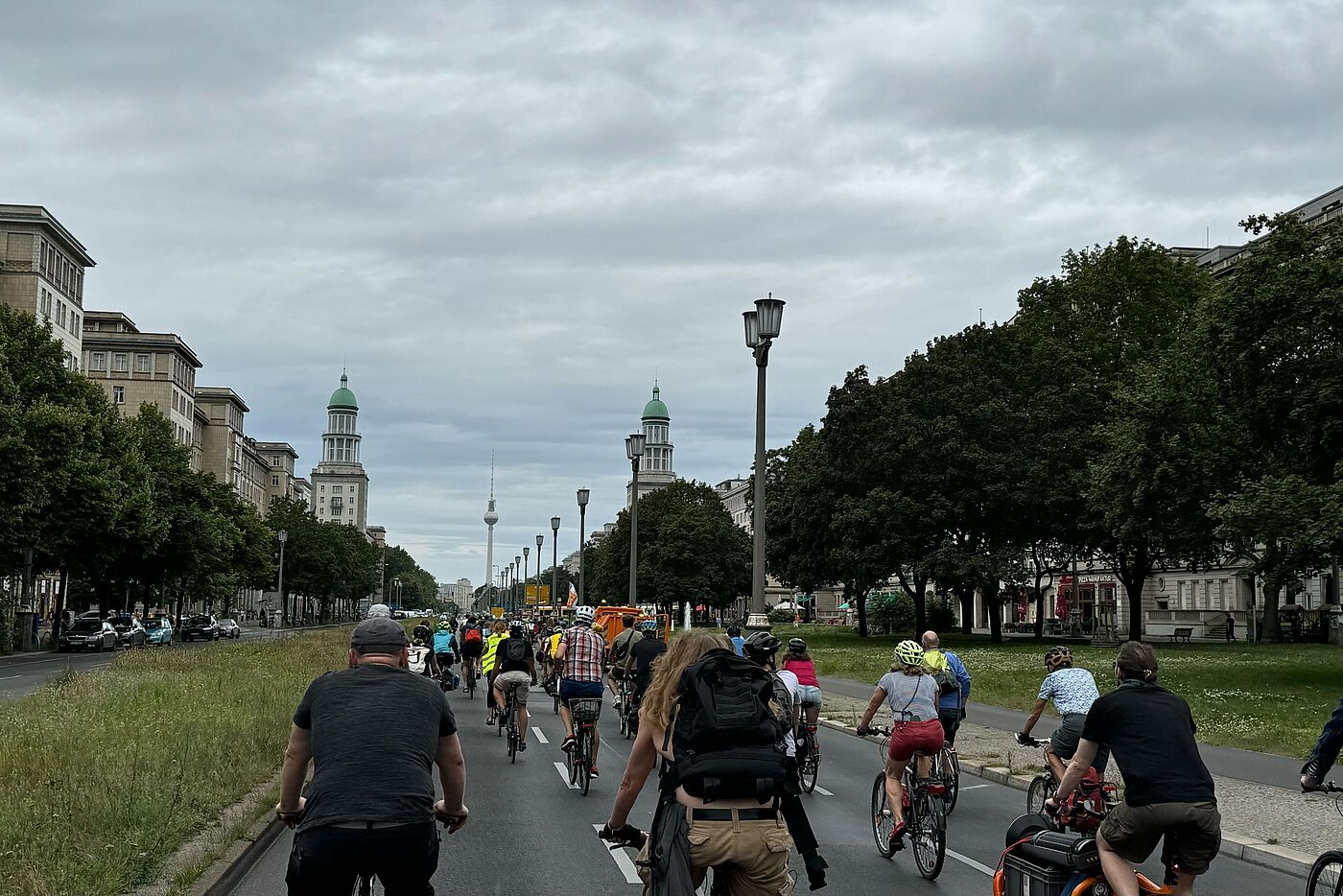 Menschen fahren bei einer Fahrraddemonstration auf die Türme am Frankfurter Tor zu