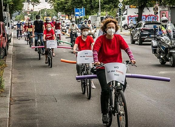 Fahrräder mit Poolnudeln in einer Demo