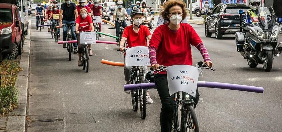 Fahrräder mit Poolnudeln in einer Demo