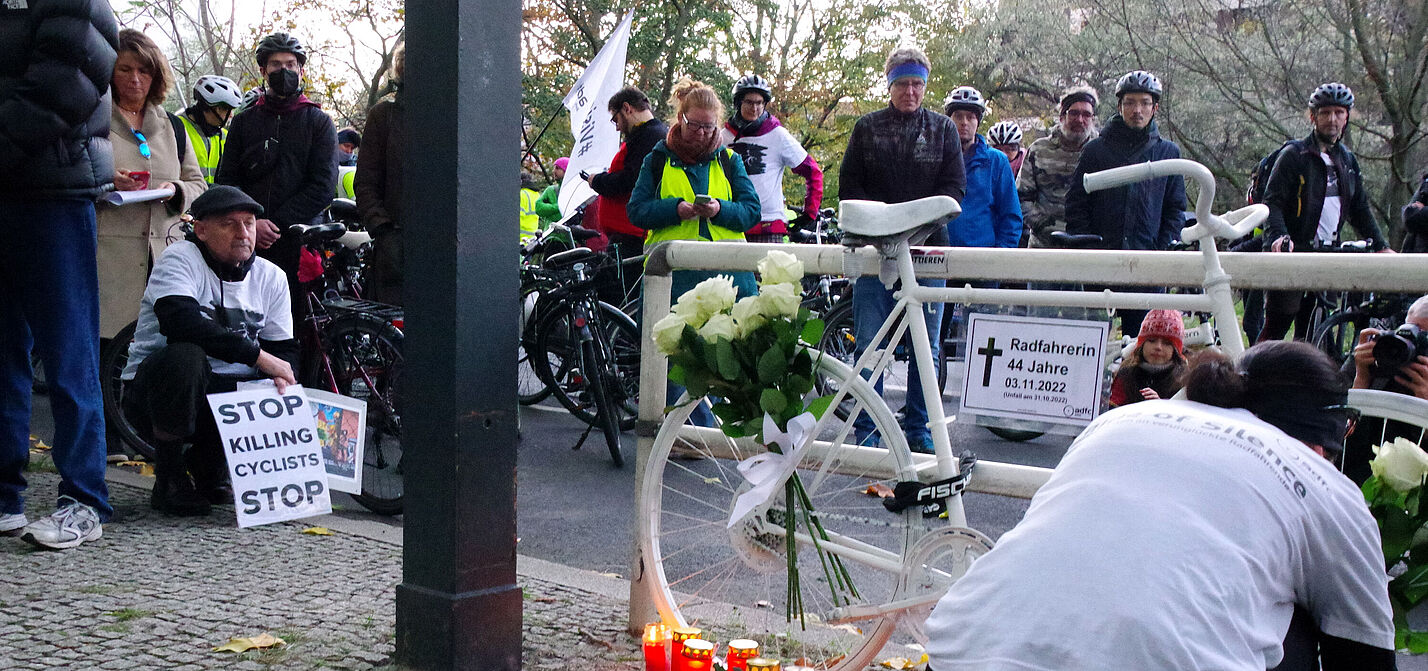 Geisterrad für getötete Radfahrerin an der Bundesallee in Wilmersdorf