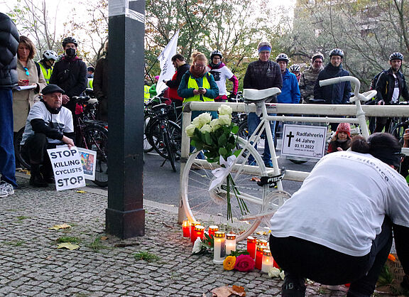 Geisterrad für getötete Radfahrerin an der Bundesallee in Wilmersdorf