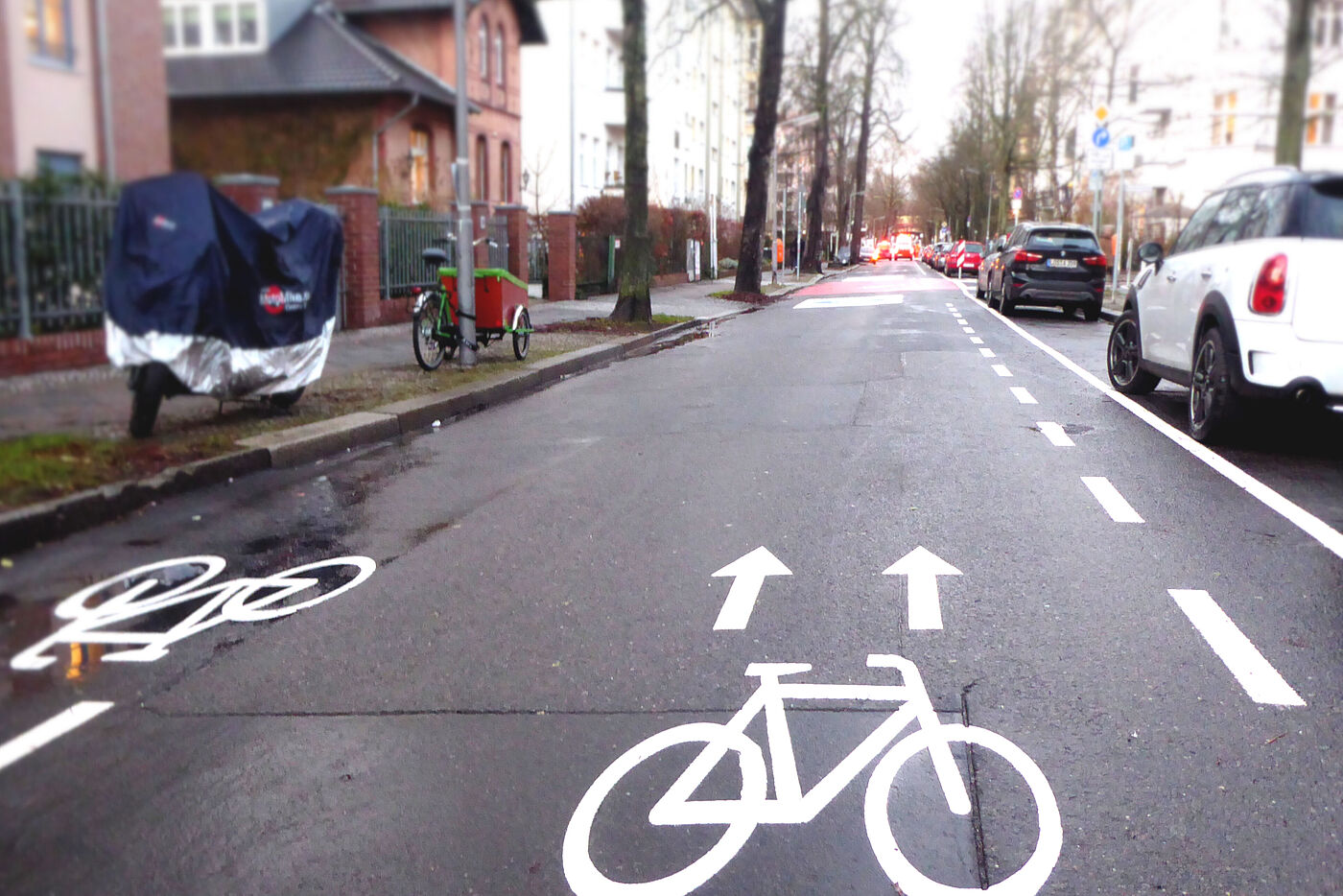 Fahrradpiktogramme auf der Fahrbahn der Handjerystraße in beide Richtungen: Fahrräder haben hier Vorrang.