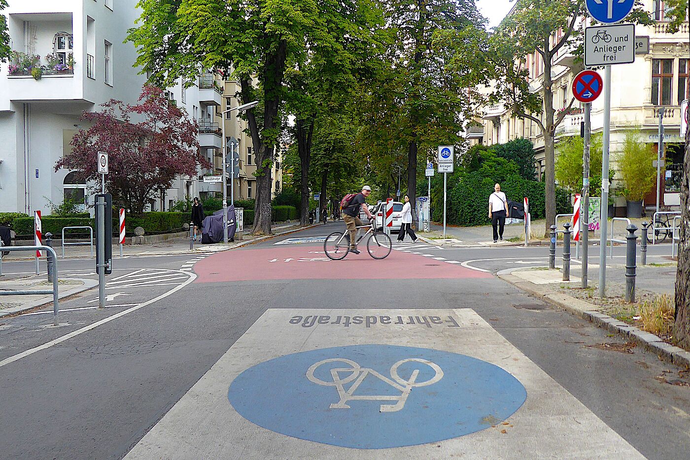 April bis Juni 2023: Die Fahrradstraße Handjerystraße wird fertiggestellt und beschildert.