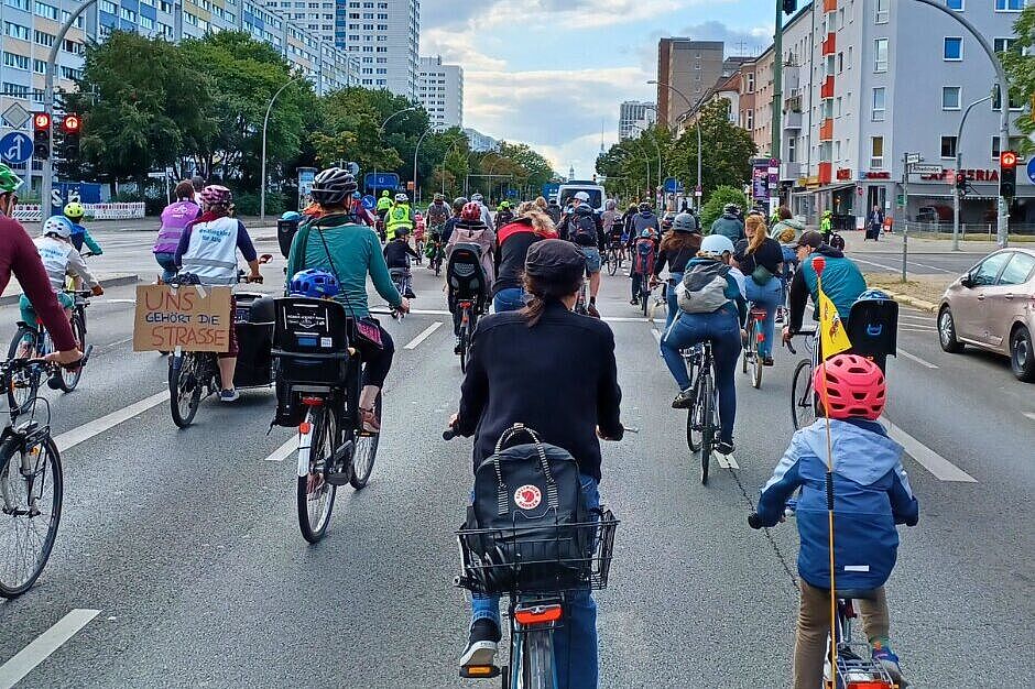 Radfahrende von hinten bei der Kidical Mass Demonstration