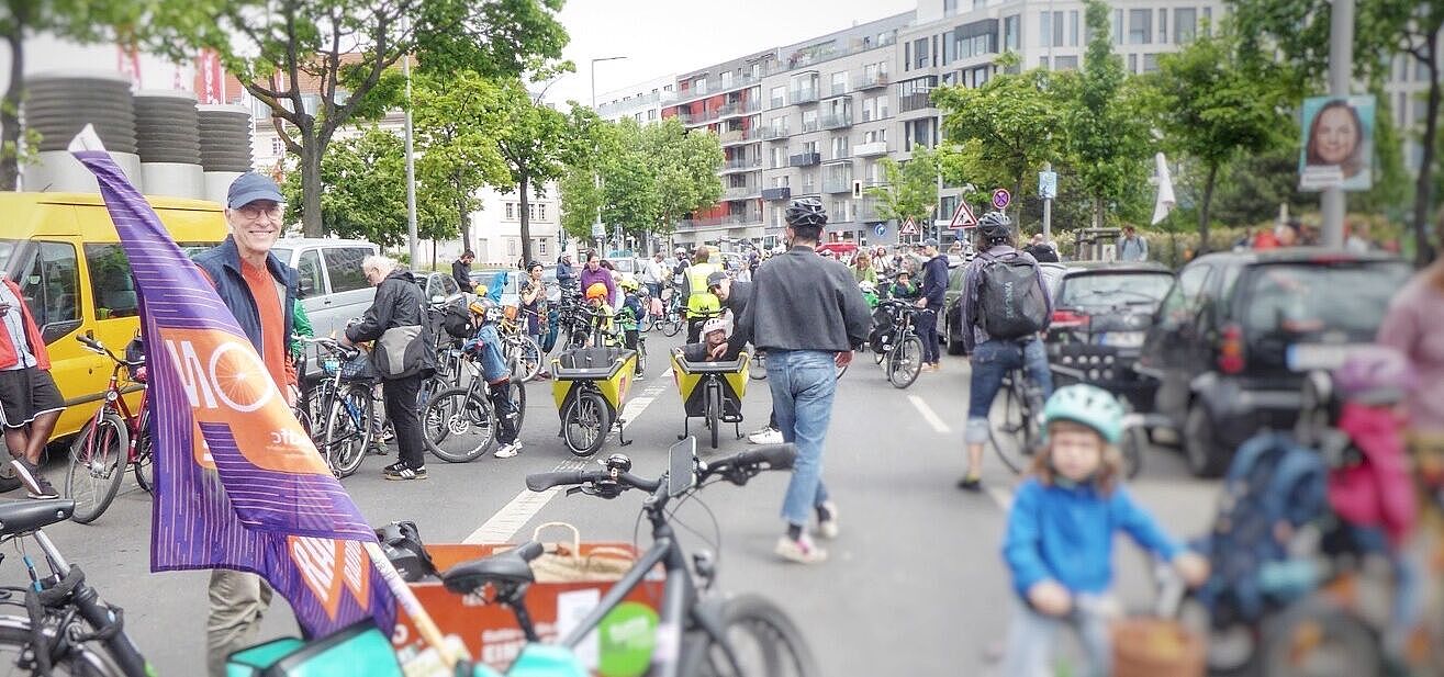 Kidical Mass Schöneberg Auf dem Vorarlberger Damm in Berlin Schöneberg stehen vor der Jugendverkehrsschule am Sachsendamm Teilnehmende der Kidical Mass bei einer Zwischenkundgebung.