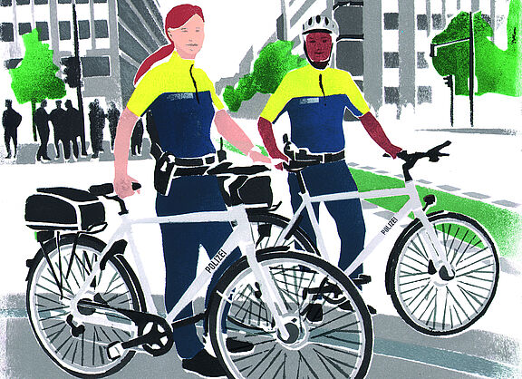 Ist auch die Polizei auf dem Fahrrad unterwegs, hat das gleich mehrere Vorteile. So setzt die Stadt ein sichtbares Zeichen dafür, dass Radfahrende für sie ernstzunehmende Verkehrsteilnehmende sind. Die Beamt:innen profitieren dadurch, dass sie in der Praxis nun die Perspektive Jener einnehmen, die sie schützen sollen. Sie sind zudem näher dran am Menschen,weil sie nicht von der Karosserie eines Streifenwagens verdeckt werden.