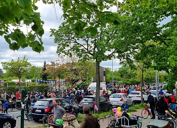 Kidical Mass bei einer Zwischenkundgebung an der Jugendverkehrsschule am Sachsendamm