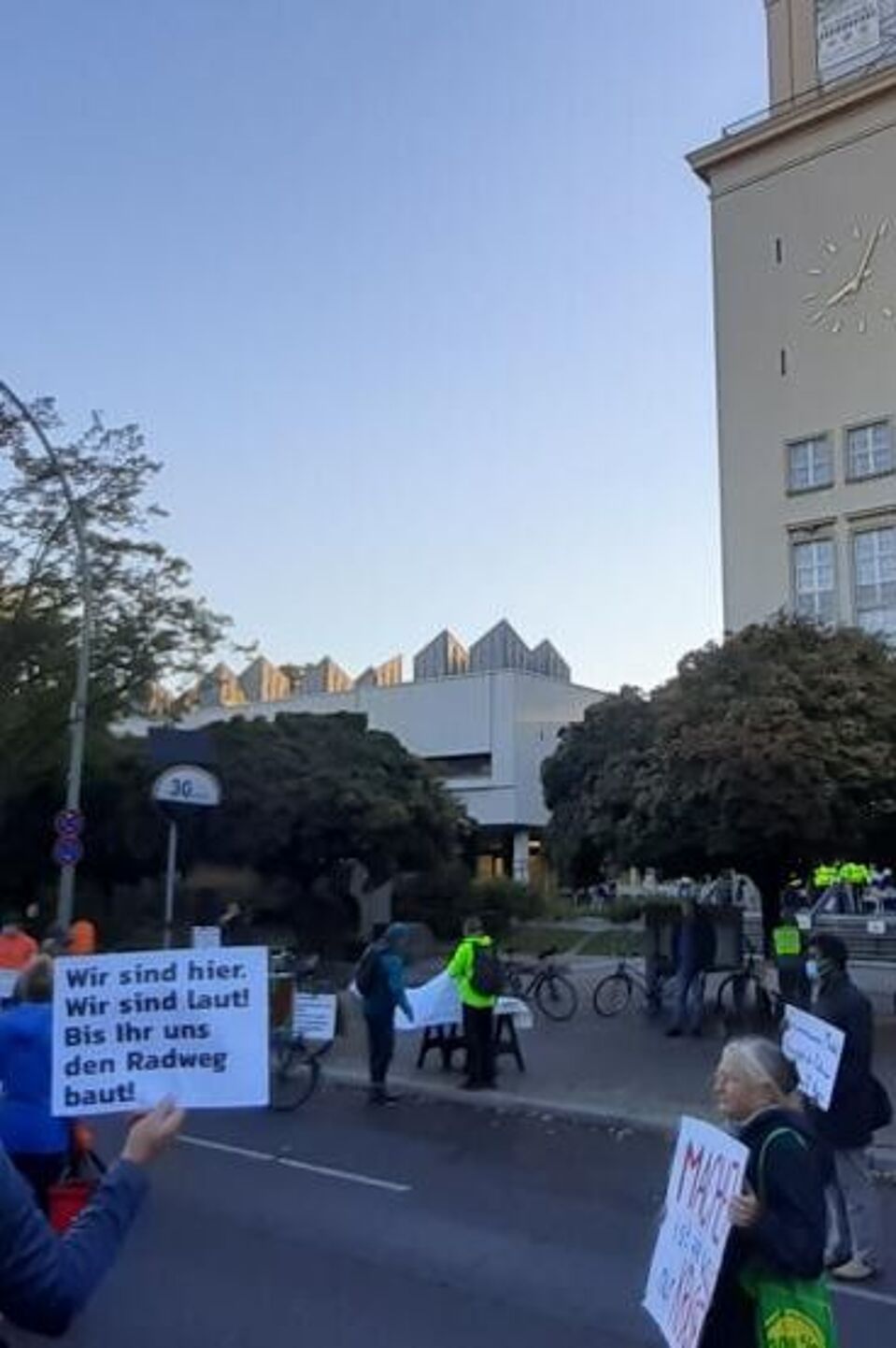 Demonstration für Radstreifen vor dem Rathaus Tempelhof Demonstration für Radstreifen vor dem Rathaus Tempelhof