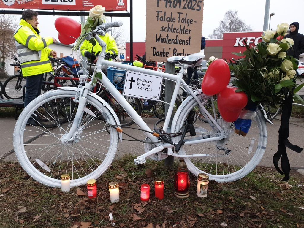 Ein weißes Geisterrad für den verstorbenen Radfahrer