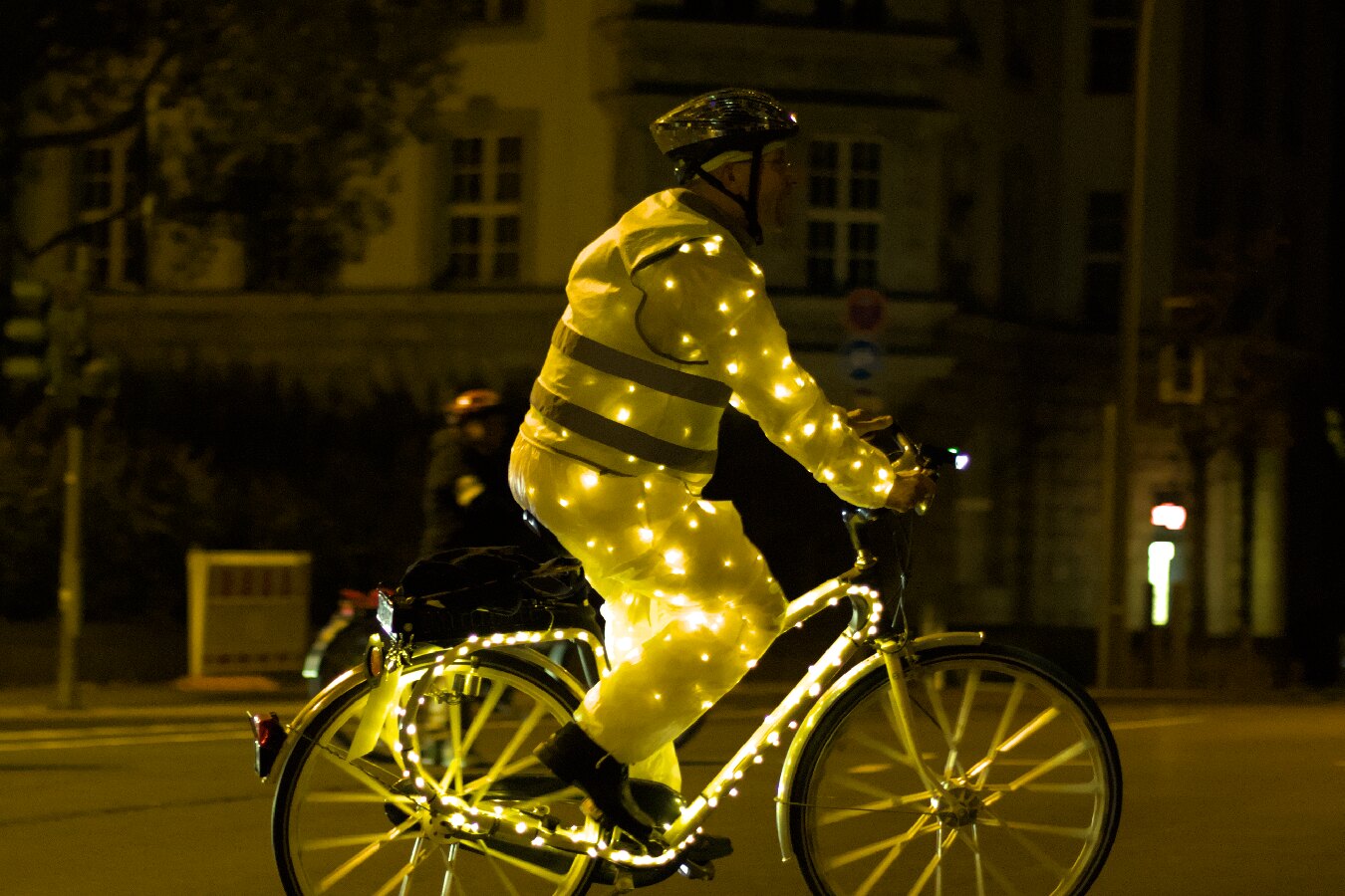 Fahrradfahrer mit Lichterkette