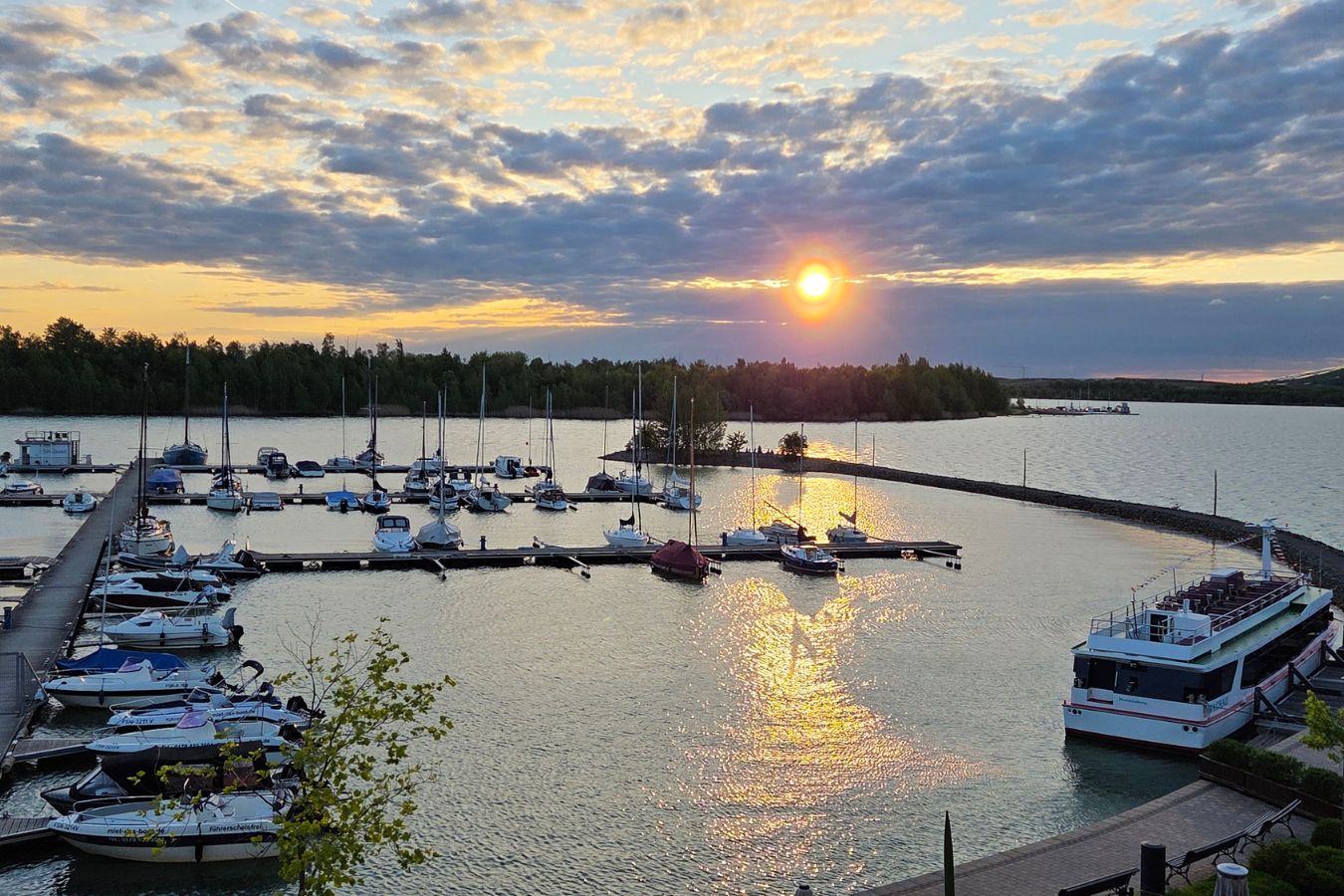Sonnenuntergang hinterm Hafen "Lagovida" am Störmthaler See
