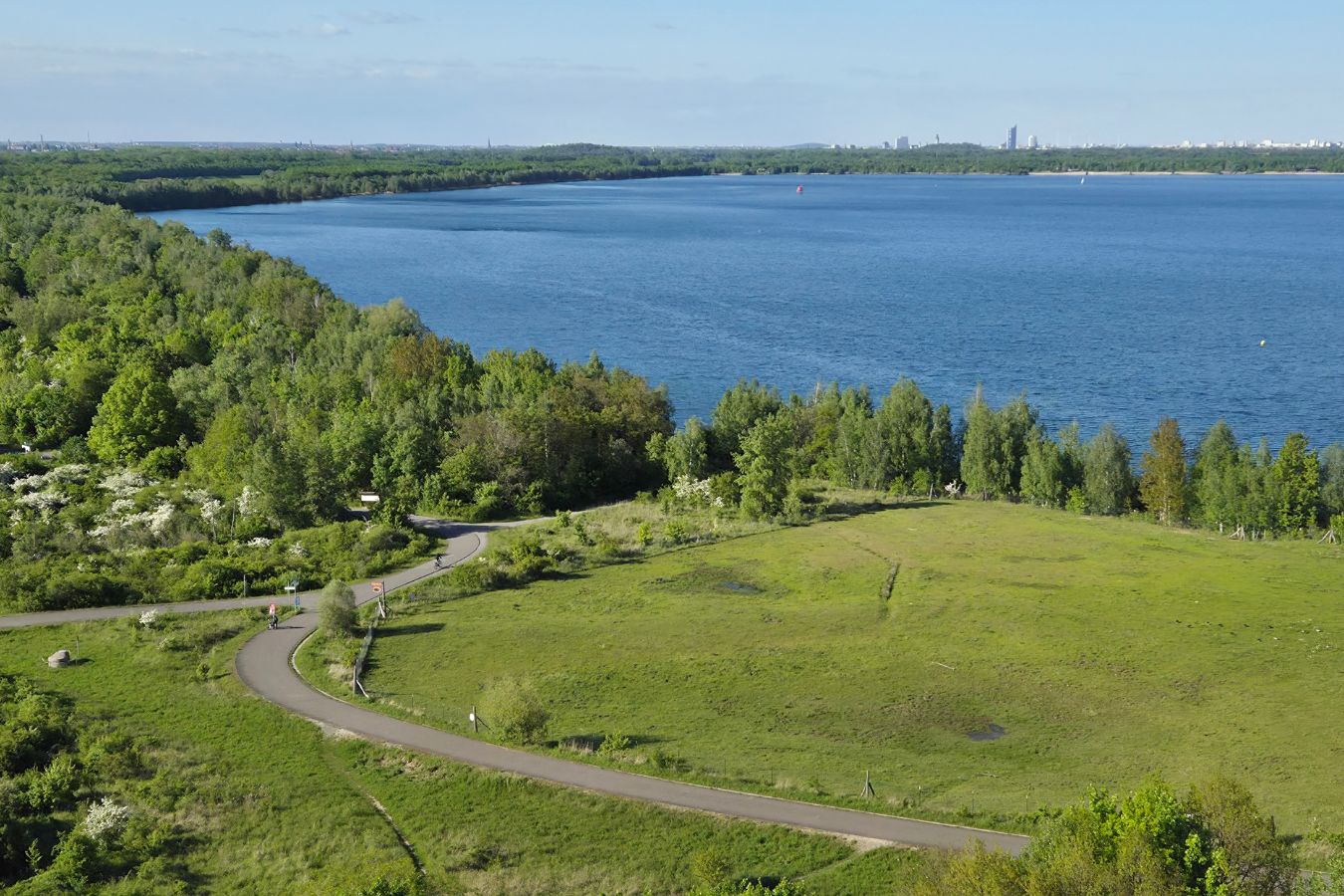 Blick von der Bistumshöhe über den Cospudener See Richtung Leipzig
