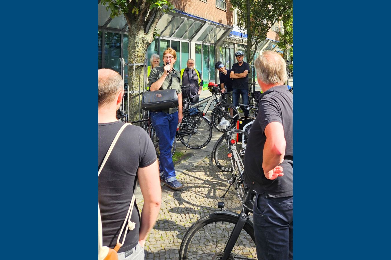 Stadtrat Biedermann eröffnet den geschützten Radweg auf der Hermannstraße