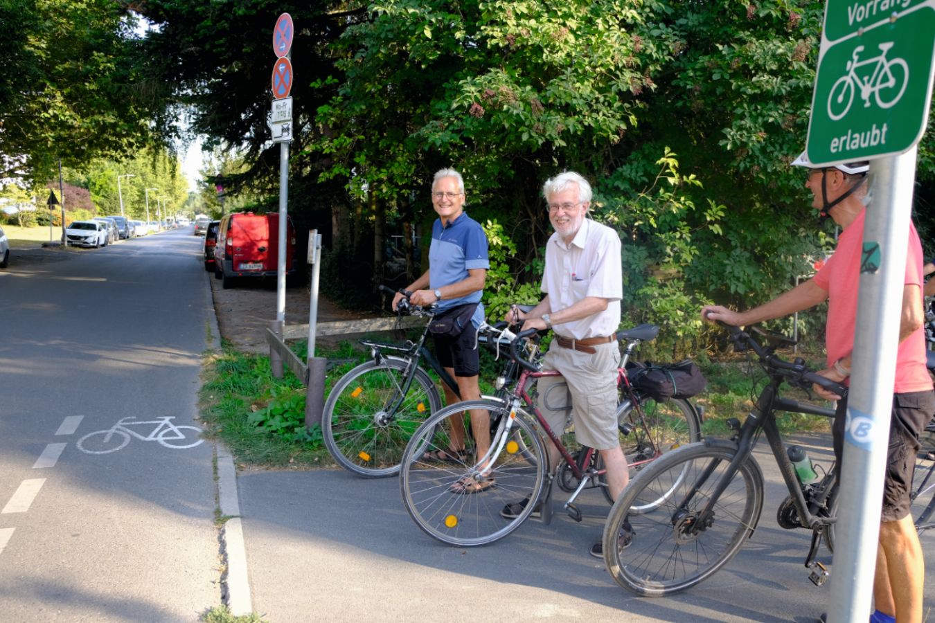 Hier wird ein Radweg ohne Vorwarnung und mit nur schlechten Sichtverbindungen auf die Straße geführt.