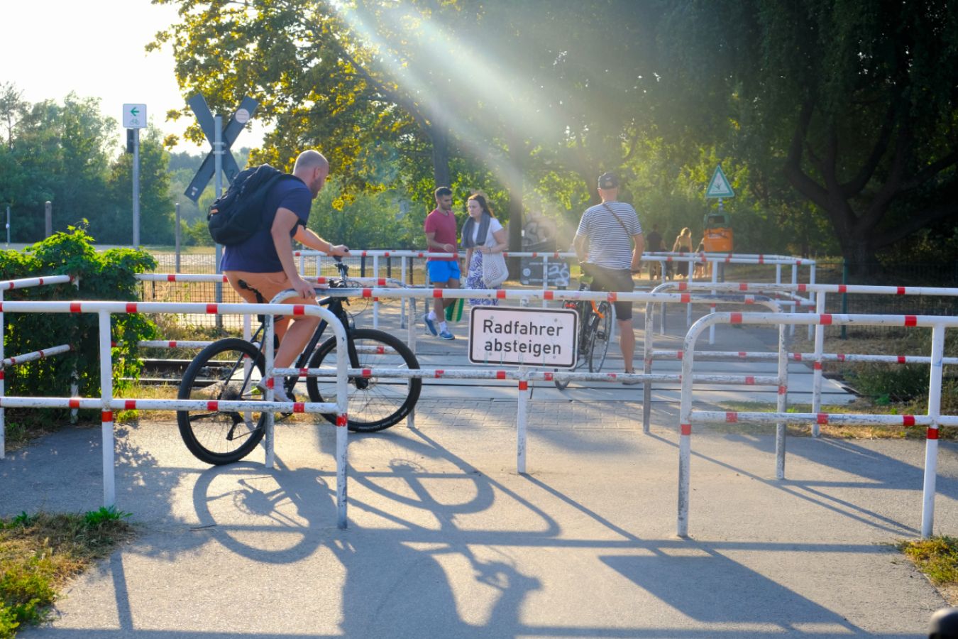 Immer wieder treffen Radfahrer:innen auf unpraktische und teils gefährliche Barrieren.