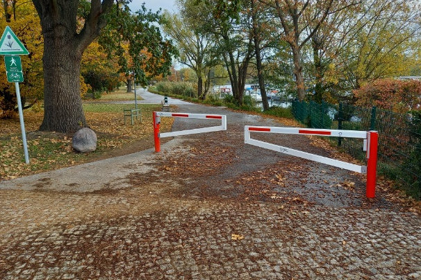 Platz 2: Doppelte Halbschranke im Park Scharfe Lanke auf dem Havelradweg.