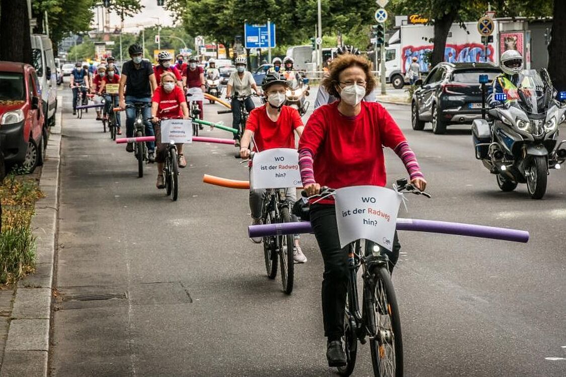 Fahrräder mit Poolnudeln in einer Demo