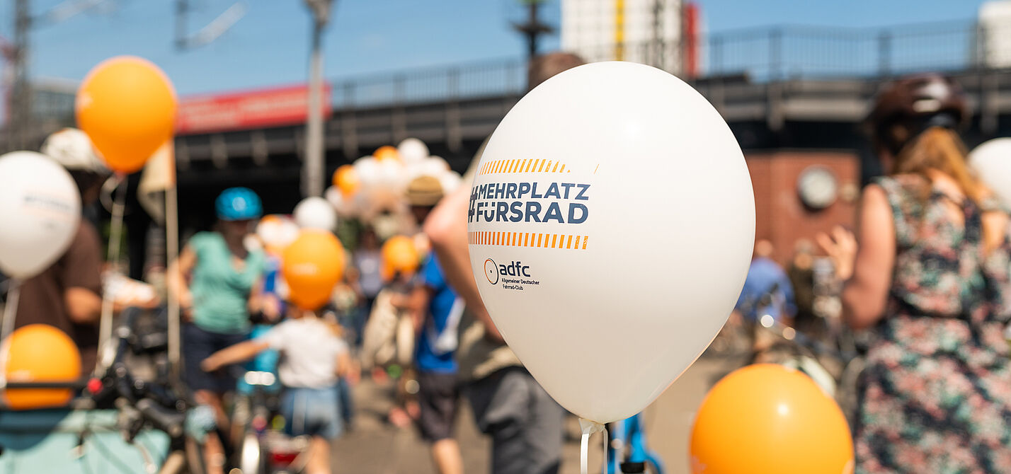 Ballons bei der Sternfahrt Berlin Ballons mit ADFC Kampagnenmotiv Mehr Platz fürs Rad