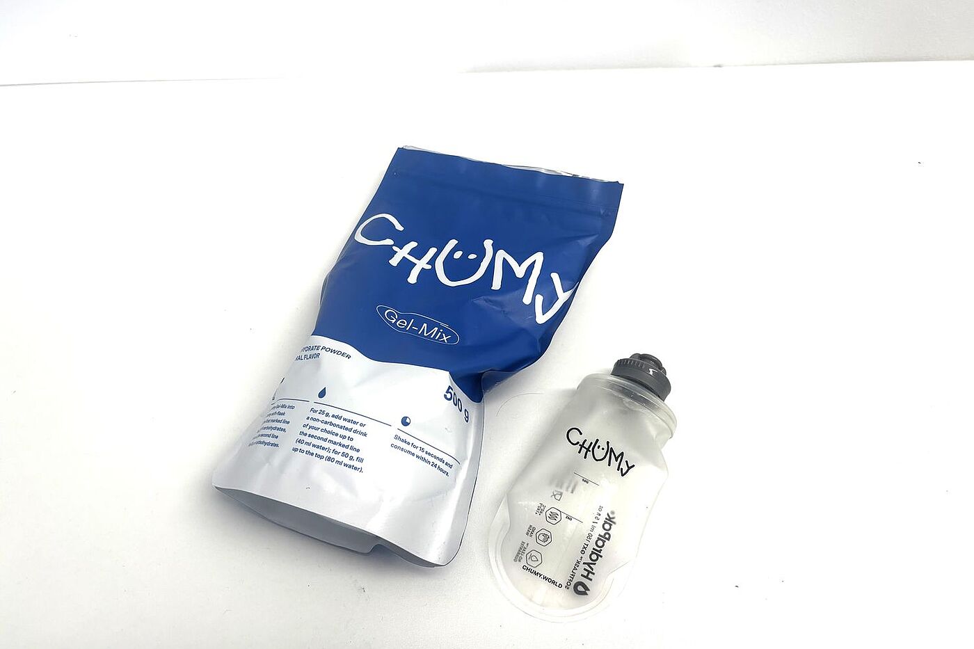 Ein Beutel Energie-Gel-Pulver und eine Soft Flask auf einem Tisch. 