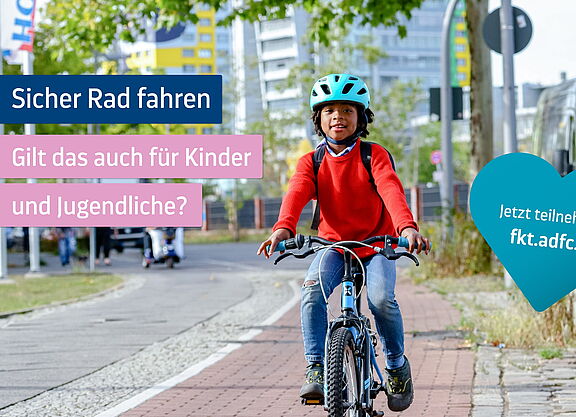Ein Kind mit blauem Helm und rotem Pullover fährt mit dem Fahrrad auf einem Radweg in der Stadt. Im Hintergrund sind Straßen, Bäume und Gebäude zu sehen. Die Grafik fragt, ob sicheres Radfahren auch für Kinder und Jugendliche gilt.