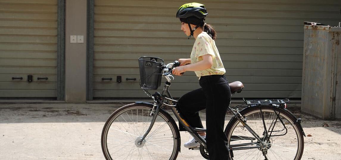 Frau steigt auf Fahrrad auf