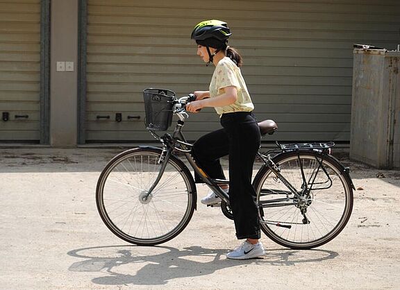 Frau steigt auf Fahrrad auf