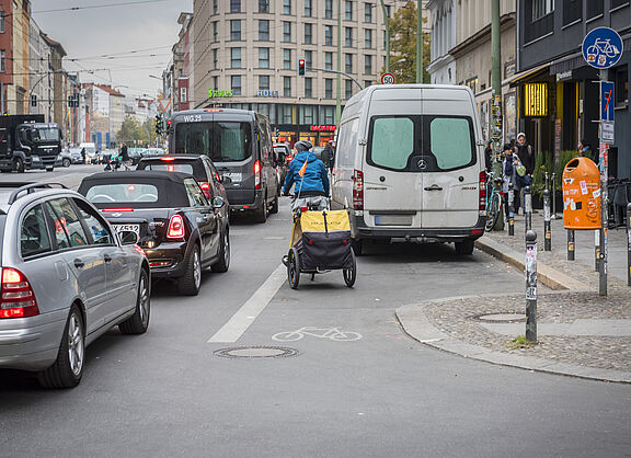 Radfahren in der Stadt: blockierter Radweg
