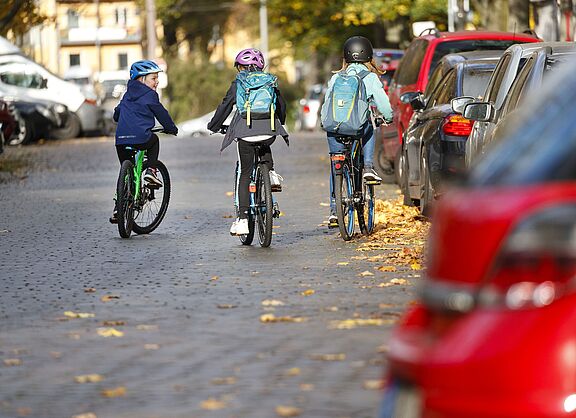 Mädchen auf dem Schulweg per Fahrrad